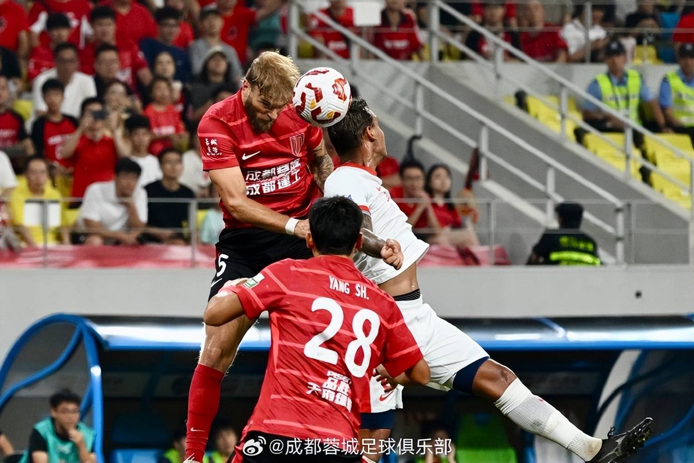 开云-集结日意甲焦点战，上海海港扳平良机，底气十足，更衣室氛围转暖(加勒比海盗2女版)